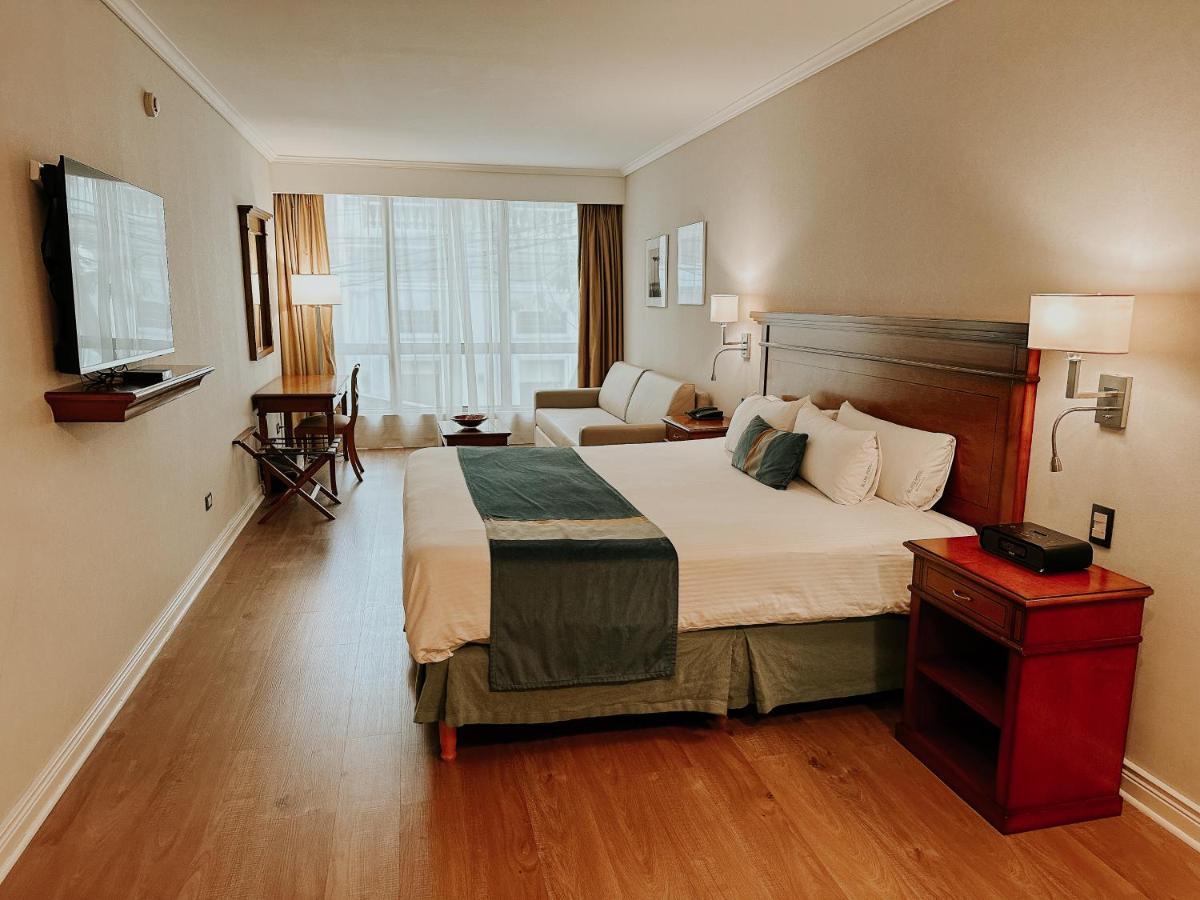 Quarto com Cama King-size e Banheira de Hidromassagem